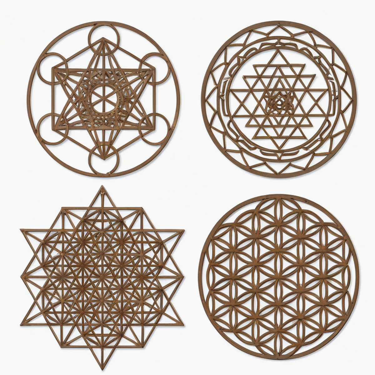 Lot de 4 décorations murales 30 cm en bois brun motifs géométriques ajourés à suspendre