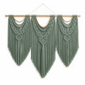 Décoration murale macramé 110 x 105 cm coton vert sauge avec barre en bois style bohème